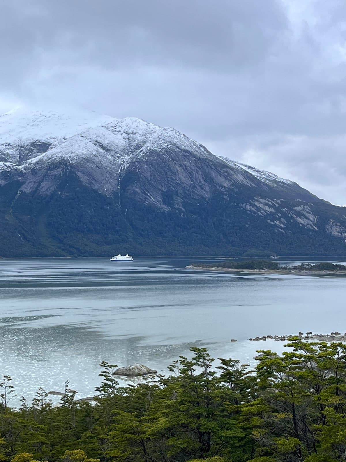 Navire de croisière dans un fjord enneigé de la Terre de Feu, Chili