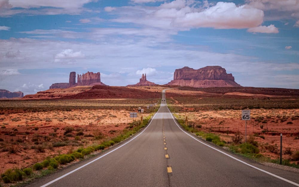 Route rectiligne menant aux buttes de Monument Valley, Ouest américain